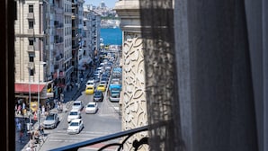 A balcony with a view of a busy street, a statue, and a body of water in the distance. - Felicity Hotel Istanbul  (Istanbul)