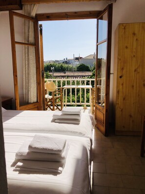Iron/ironing board, free WiFi, bed sheets