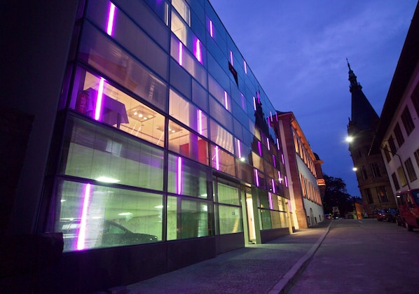 Fassade der Unterkunft – Abend/Nacht