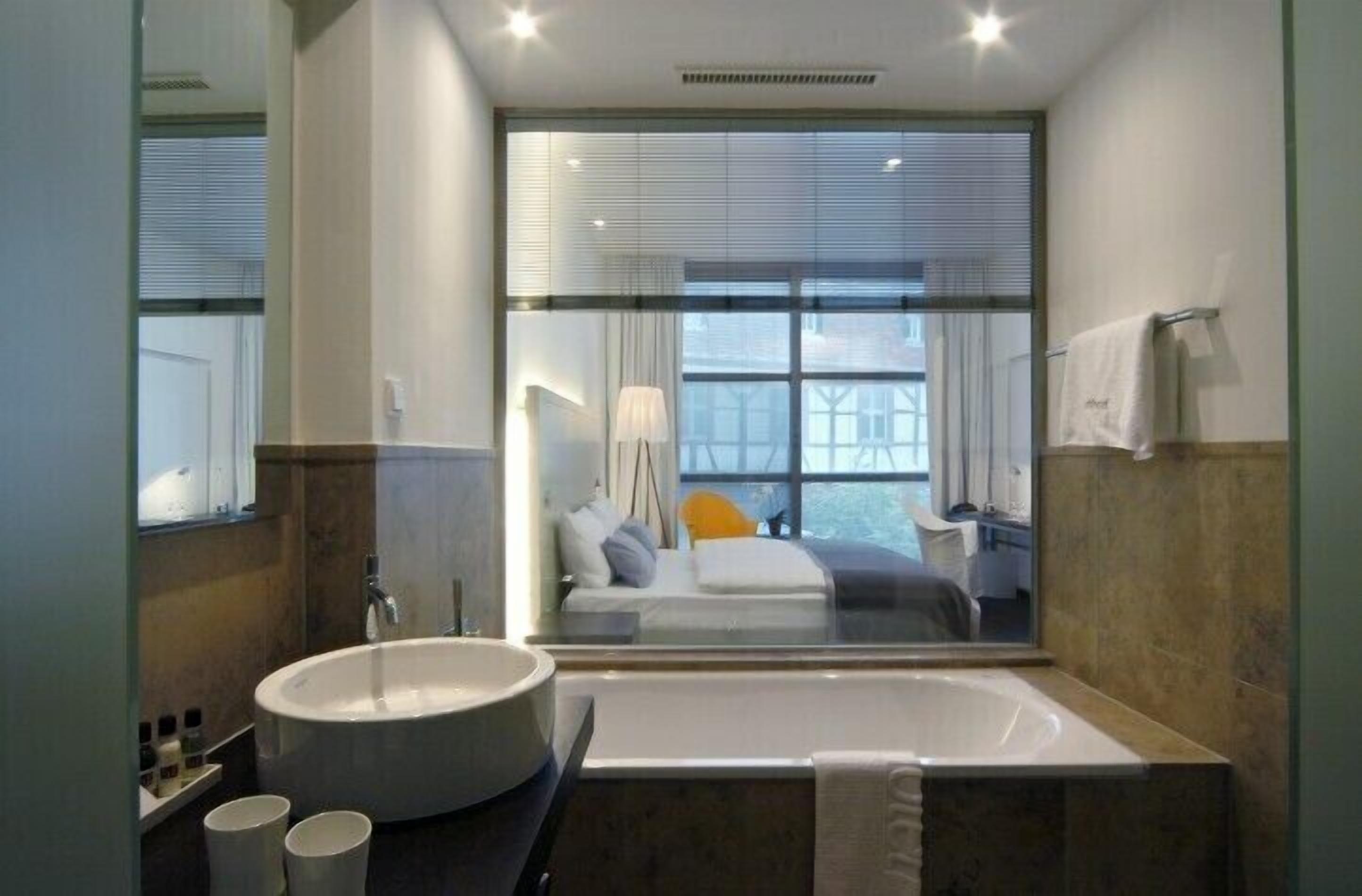 hypo-allergenic bedding, in-room safe, desk, free wifi