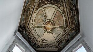 A room with a high, octagonal ceiling and large windows offering views of a cityscape. - Arthotel Heidelberg (Heidelberg)