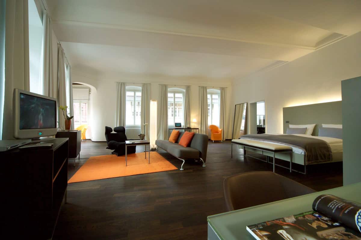 room (loft) | hypo-allergenic bedding, in-room safe, desk, free wifi