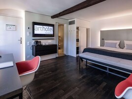 Hypo-allergenic bedding, in-room safe, desk, free WiFi