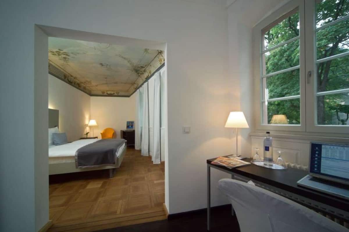 Room (XXL) | Hypo-allergenic bedding available, in-room safe, desk, WiFi (free)