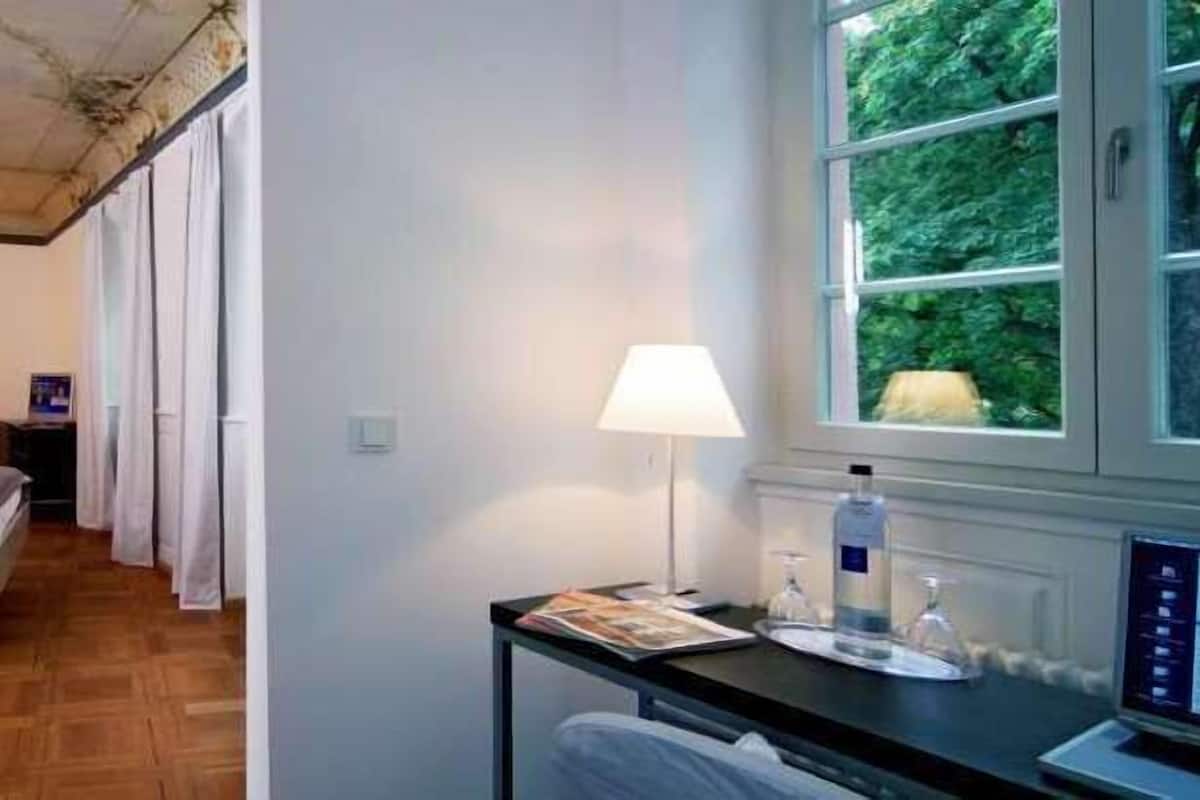 Room (XXL) | Hypo-allergenic bedding, in-room safe, desk, free WiFi