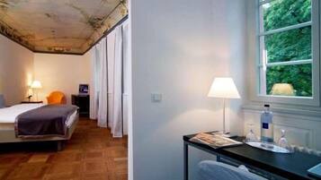 Habitación (XXL) | Ropa de cama hipoalergénica, caja fuerte, escritorio y wifi gratis