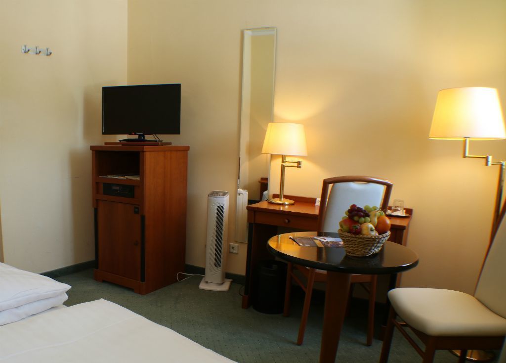 double room | minibar, in-room safe, desk, free wifi