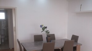 디럭스 아파트 | 객실 내 식사 공간