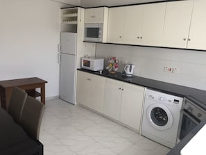 Lägenhet Deluxe | Eget kök | Stort kylskåp, ugn, spishäll och diskmaskin
