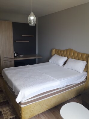 Suite monolocale, 1 letto king, non fumatori | Biancheria da letto di alta qualità, con stile personalizzato