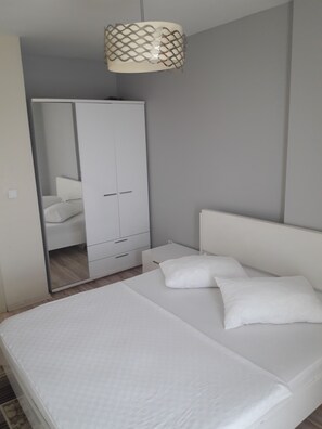 Studio-suite - 1 kingsize-seng - ikke-ryger | Premium-sengetøj, individuelt design, individuel indretning, skrivebord
