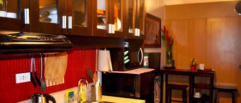 Condo, 1 quarto | Cozinha americana privada | Micro-ondas, chaleira elétrica, produtos de limpeza