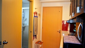 公寓式客房, 1 间卧室 | 起居区 | 40-英寸智能电视(配备有线频道)、电视、Netflix