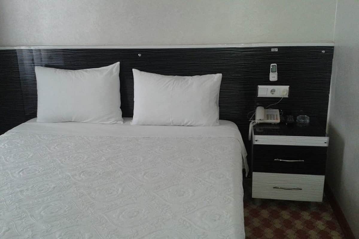 Minibar, wifi gratis y ropa de cama
