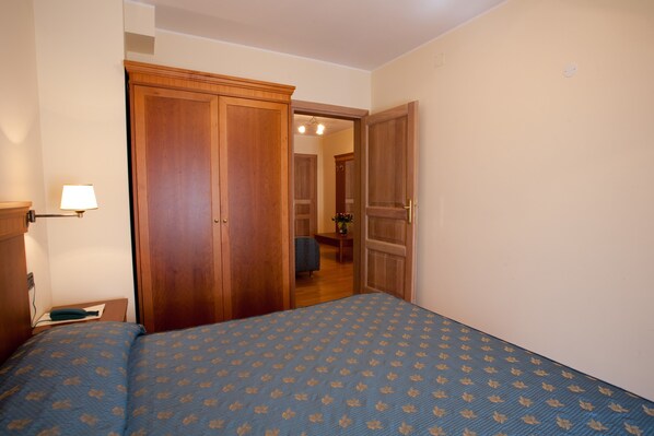 Desk, soundproofing, free WiFi, bed sheets