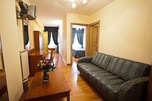 Desk, soundproofing, free WiFi, bed sheets