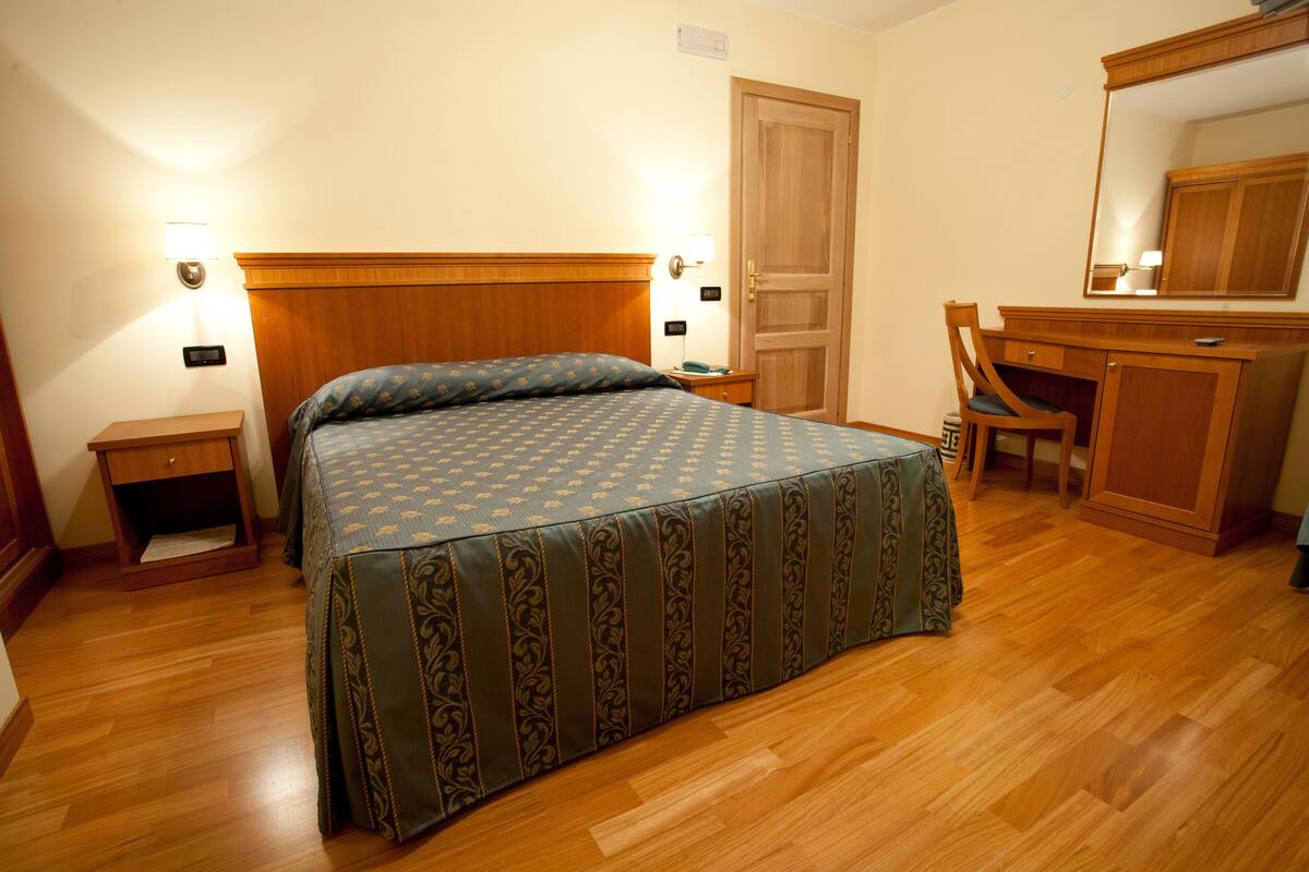 Bureau, chambres insonorisées, Wi-Fi gratuit, draps fournis