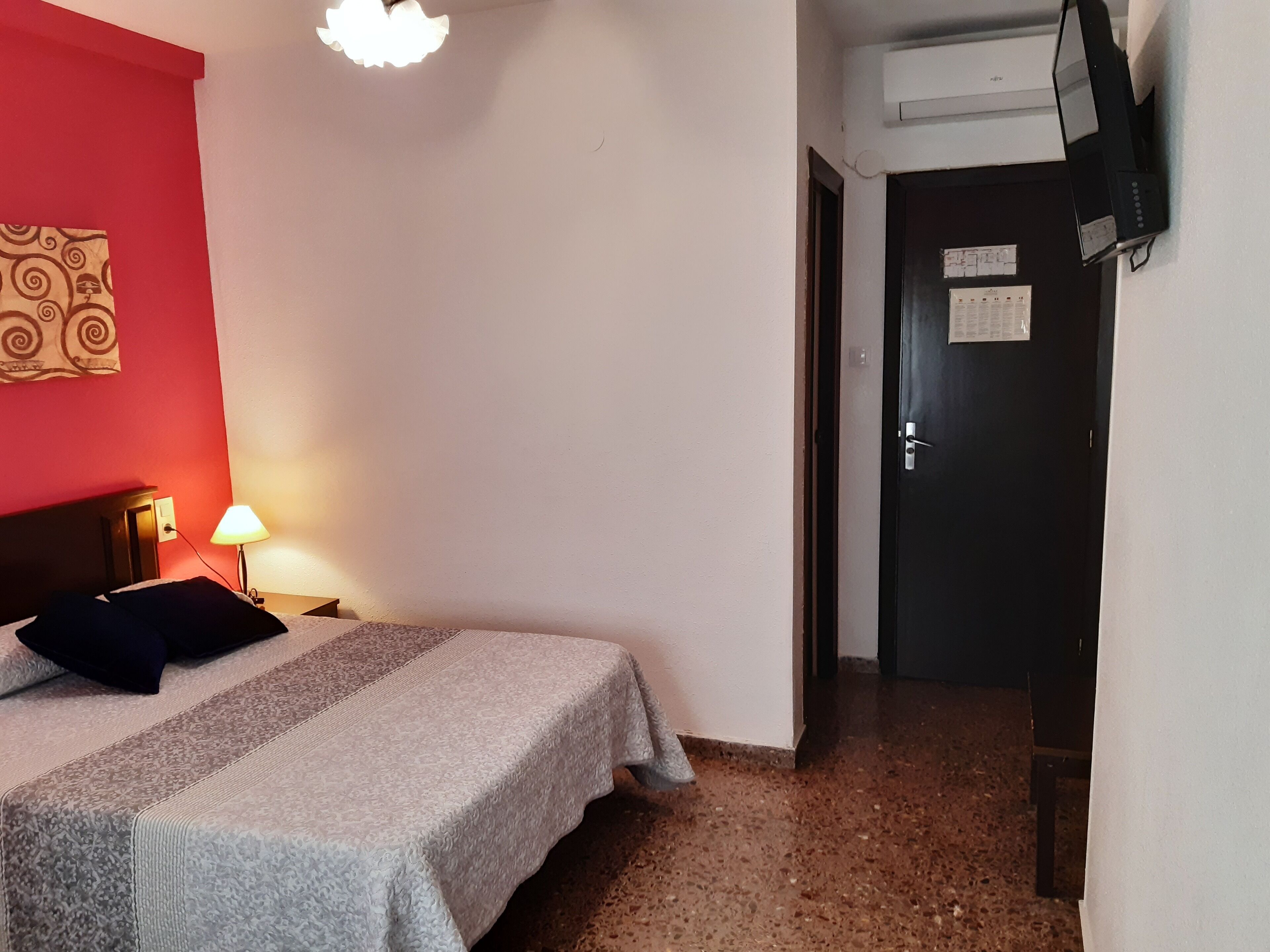 desk, free cots/infant beds, free wifi, bed sheets