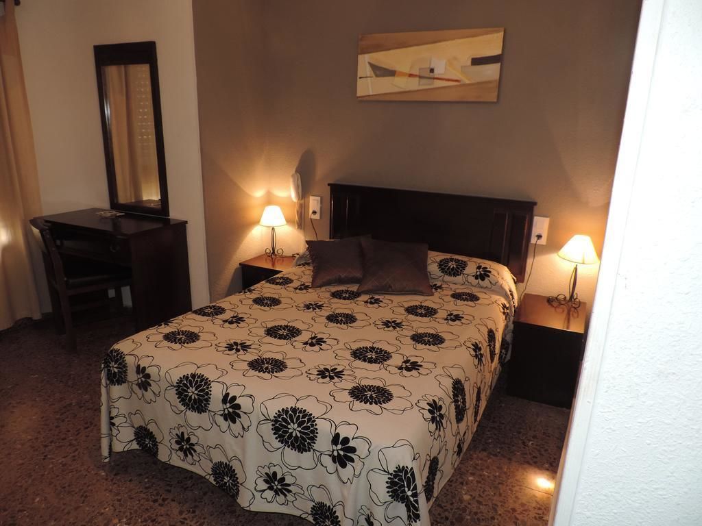 double or twin room | desk, free cots/infant beds, free wifi, bed sheets