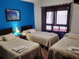 Habitación triple | Escritorio, cunas gratuitas, wifi gratis y ropa de cama