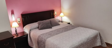 Dubbelrum eller tvÄbÀddsrum | Skrivbord, gratis barnsÀngar, gratis wi-fi och sÀngklÀder