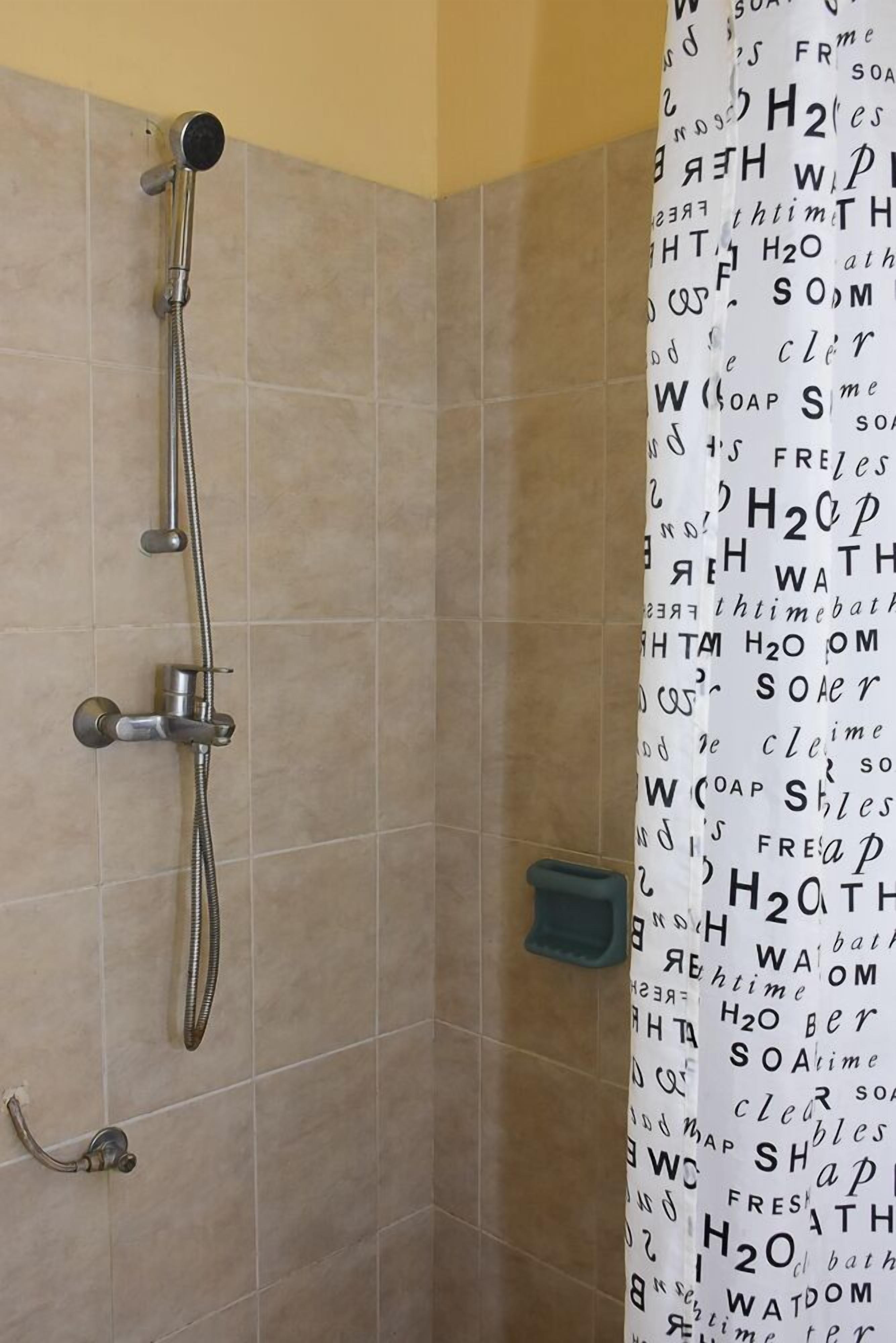 Basic Double Room, 1 Queen Bed, Accessible, Non Smoking | Bathroom | Combined shower/tub, free toiletries, shampoo
