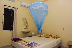 Doppia Basic, 1 letto queen, accessibile ai disabili, non fumatori | 1 camera, biancheria da letto di alta qualità, ferro/asse da stiro