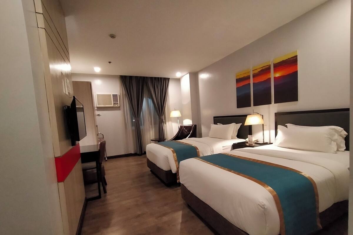 프리미어 트윈룸 (Semi-Double Bed) | 책상, 암막 커튼, 간이 침대, 무료 WiFi