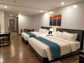 Habitación familiar | Escritorio, cortinas opacas, camas supletorias y wifi gratis