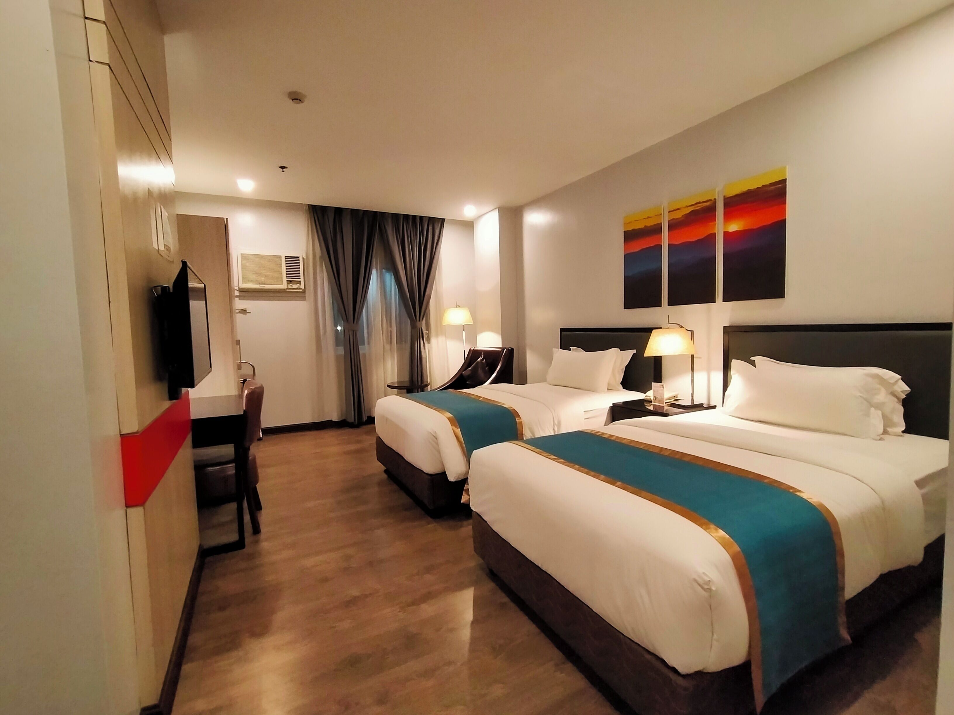 尊贵双床房 (Semi-Double Bed) | 办公桌、遮光窗帘、折叠床/加床（额外收费）、免费 WiFi