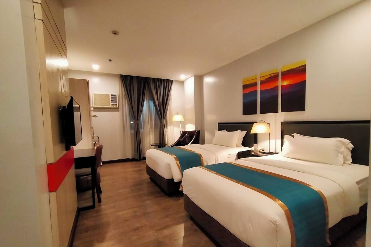 프리미어 트윈룸 (Semi-Double Bed) | 책상, 암막 커튼, 간이 침대, 무료 WiFi