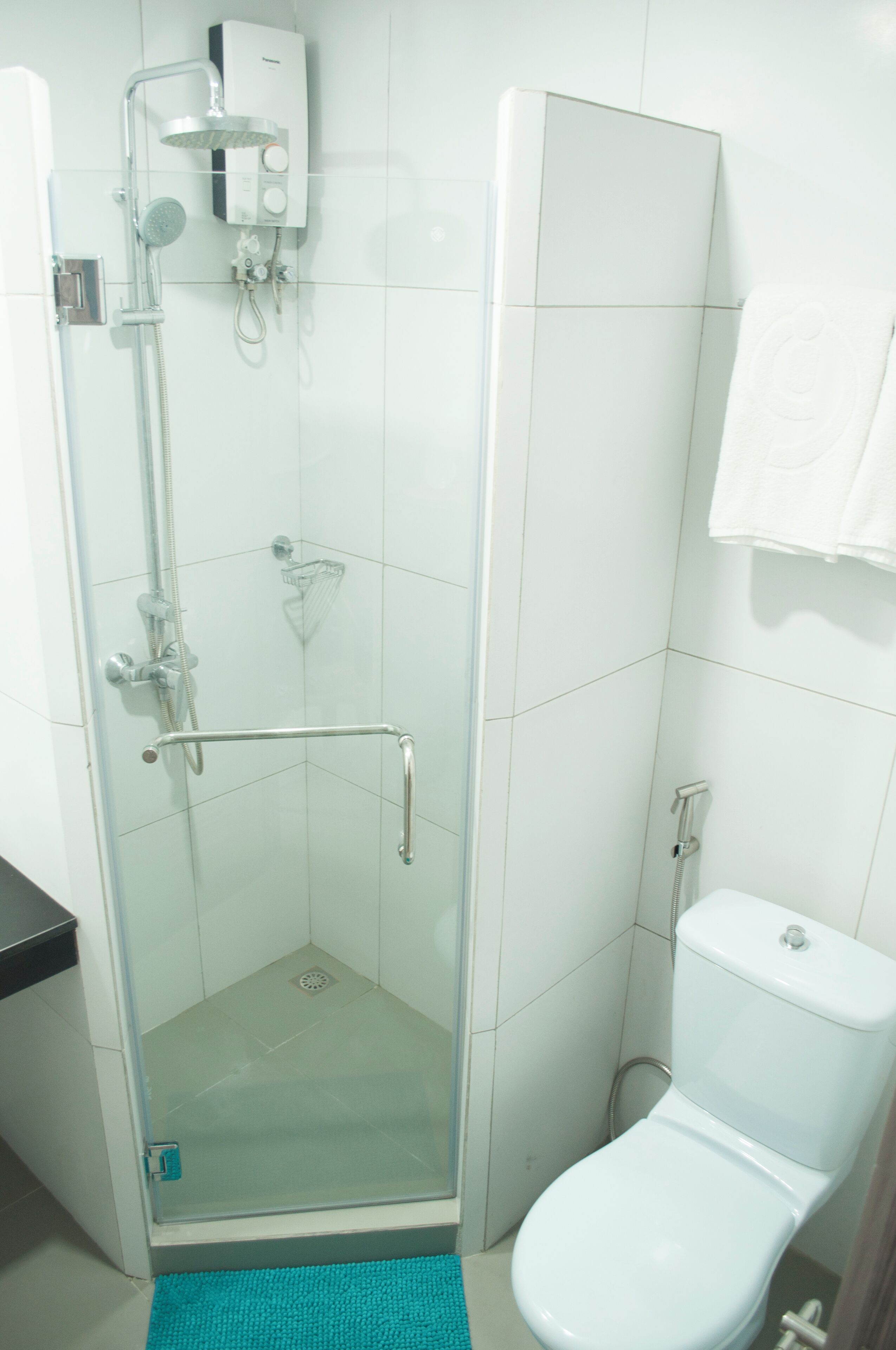 shower, rainfall showerhead, free toiletries, hair dryer