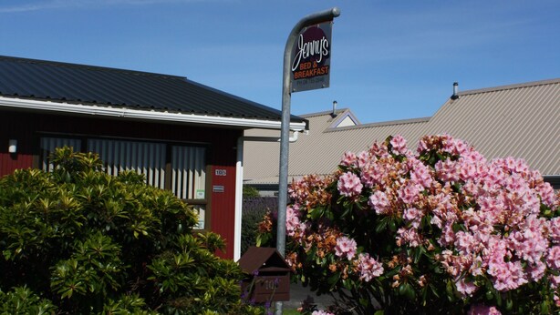 A building with a sign for Jenny's Red & Breakfast. - Jenny's Bed & Breakfast (New Plymouth)