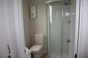 Douche, douche à « effet pluie », articles de toilette gratuits