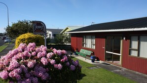 Un edificio rojo con un letrero que dice Jenny's Bed & Breakfast.