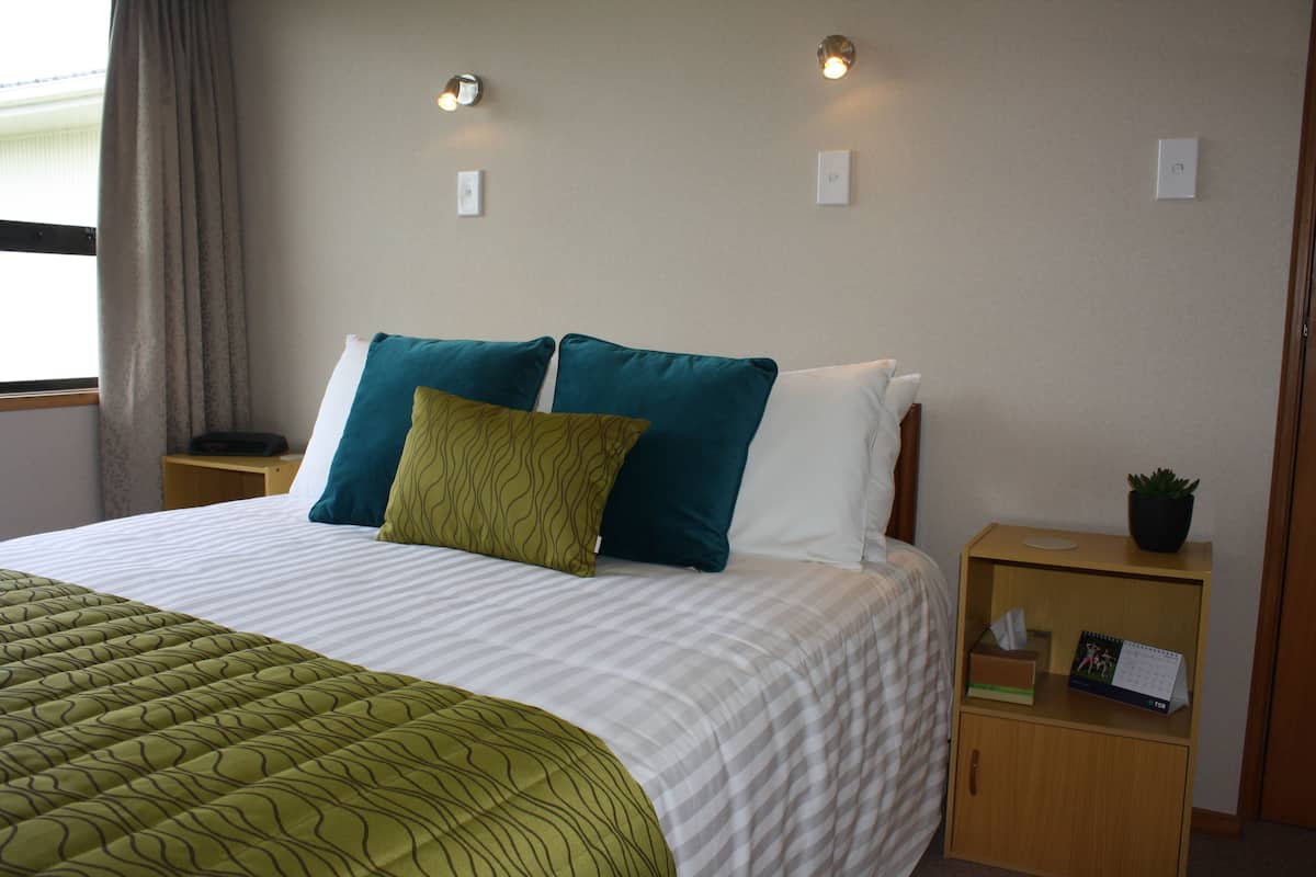 Habitación Confort doble, 1 cama de matrimonio | Minibar, escritorio, sistema de insonorización y wifi gratis