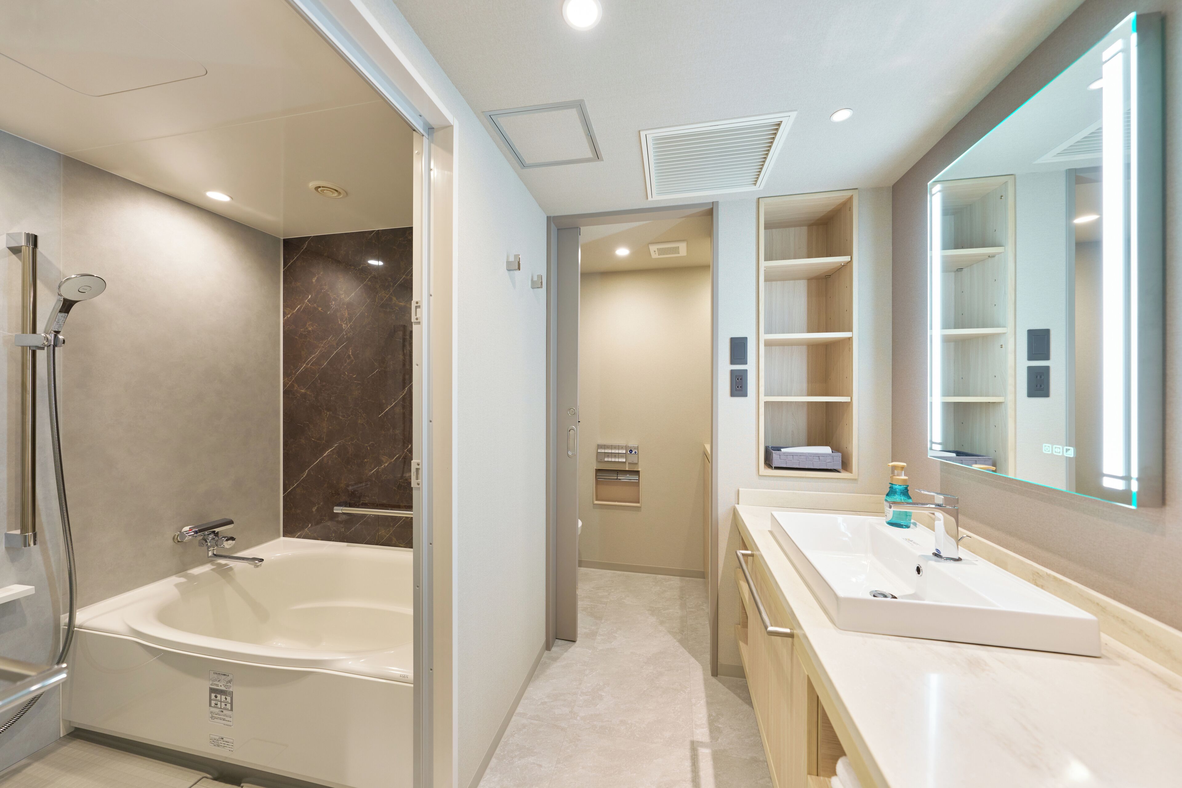 Combined shower/bathtub, free toiletries, hair dryer, slippers