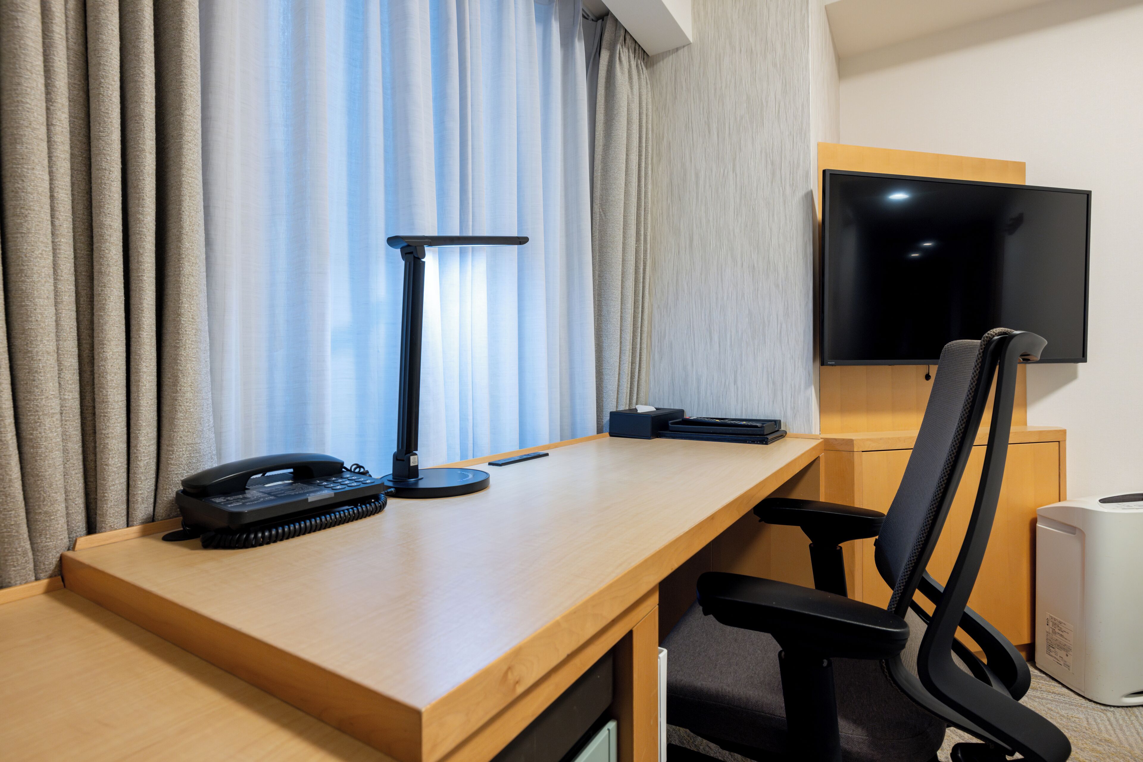 desk, free wifi, bed sheets