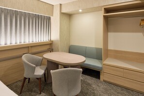 Een bureau, gratis wifi, beddengoed