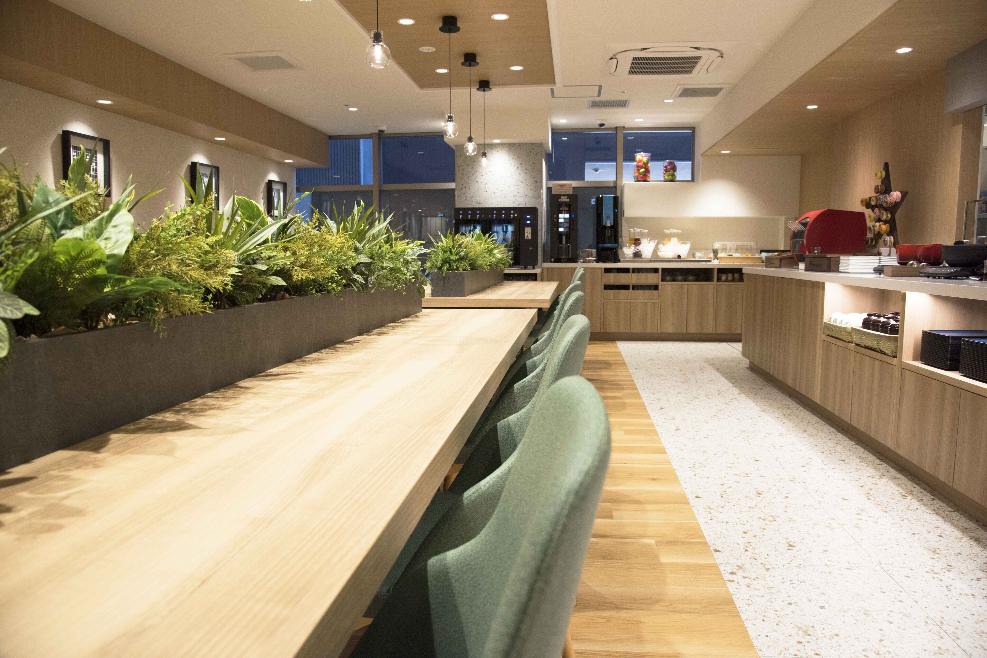 daily buffet breakfast (jpy 2300 per person)