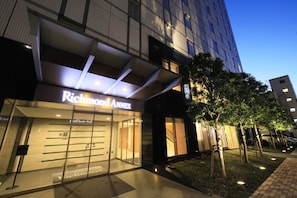 A modern building with a glass facade and a sign reading "Richmond Annex." - Richmond Hotel Utsunomiya Ekimae Annex (Utsunomiya)