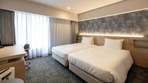A hotel room with two beds, a desk, a chair, and a large window with curtains. - Richmond Hotel Utsunomiya Ekimae Annex (Utsunomiya)