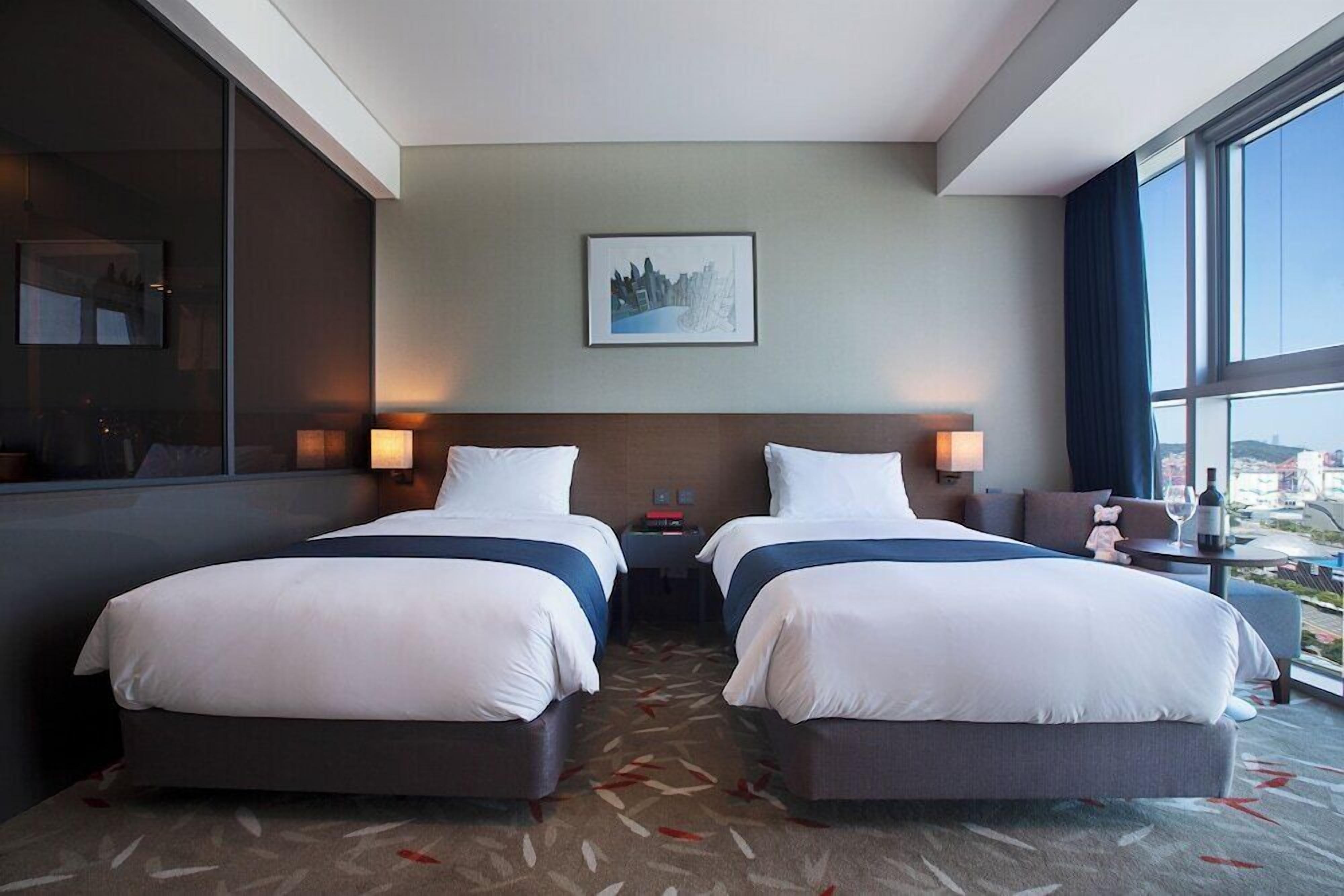 1 bedroom, premium bedding, down comforters, memory foam beds