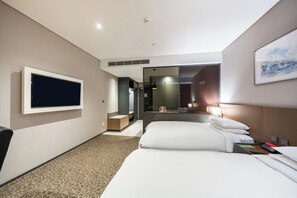 家庭客房, 城市景觀 (Deluxe) | 1 間臥室、高級寢具、羽絨被、記憶床墊