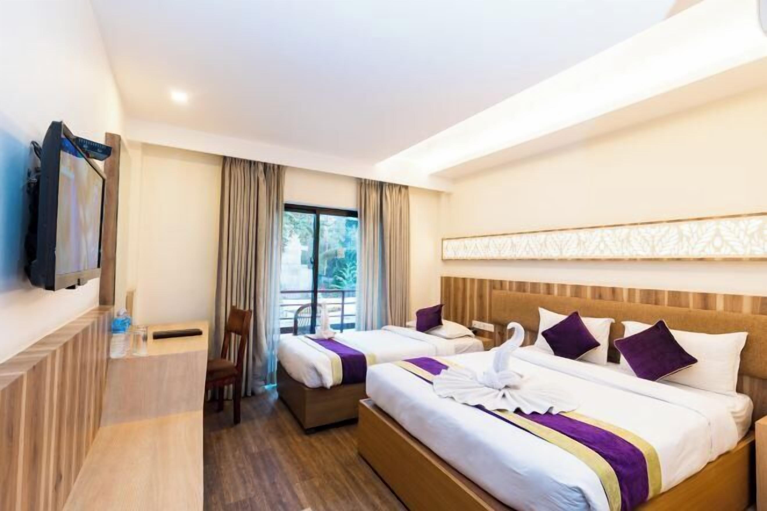 Egyptian cotton sheets, premium bedding, minibar, desk