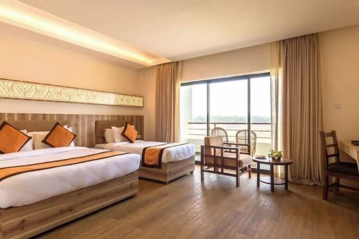 Egyptian cotton sheets, premium bedding, minibar, desk