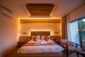 Egyptian cotton sheets, premium bedding, minibar, desk