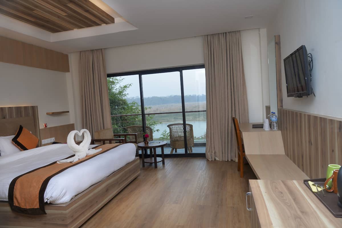Egyptian cotton sheets, premium bedding, minibar, desk