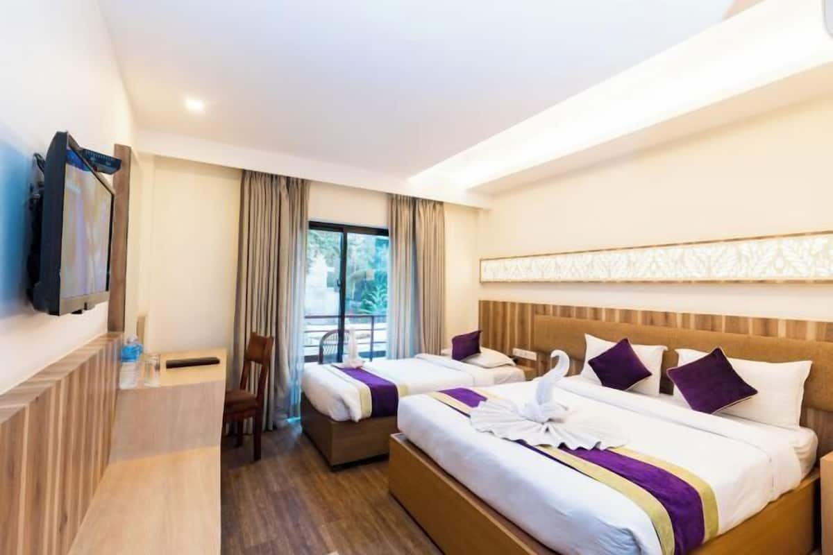 Egyptian cotton sheets, premium bedding, minibar, desk