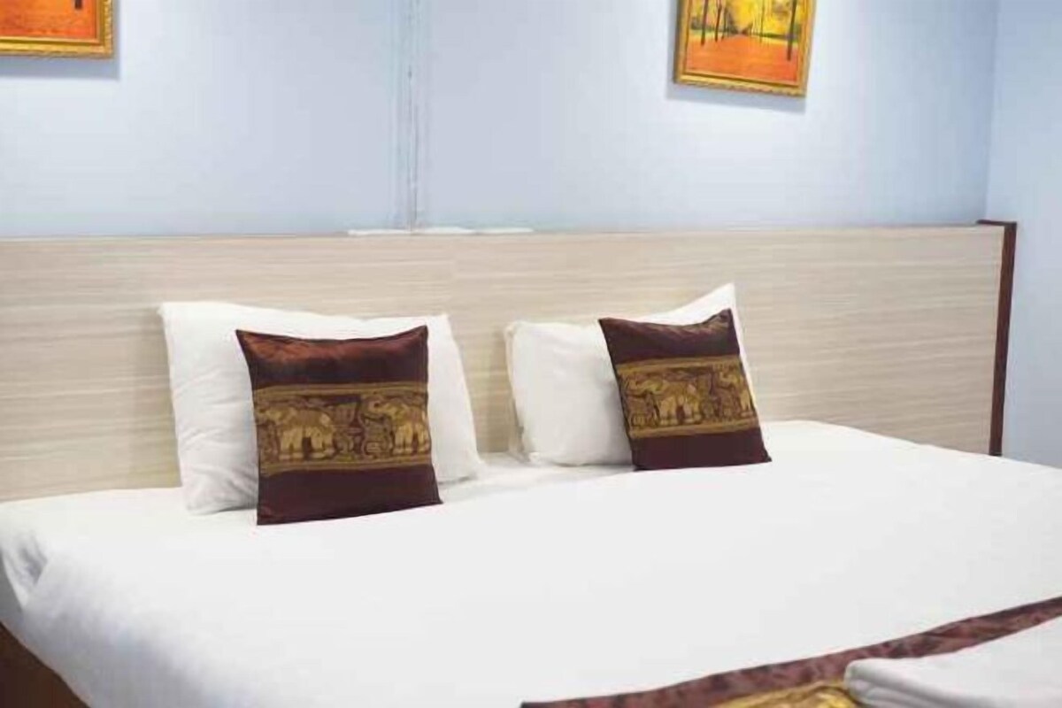 Escritorio, wifi gratis y ropa de cama 